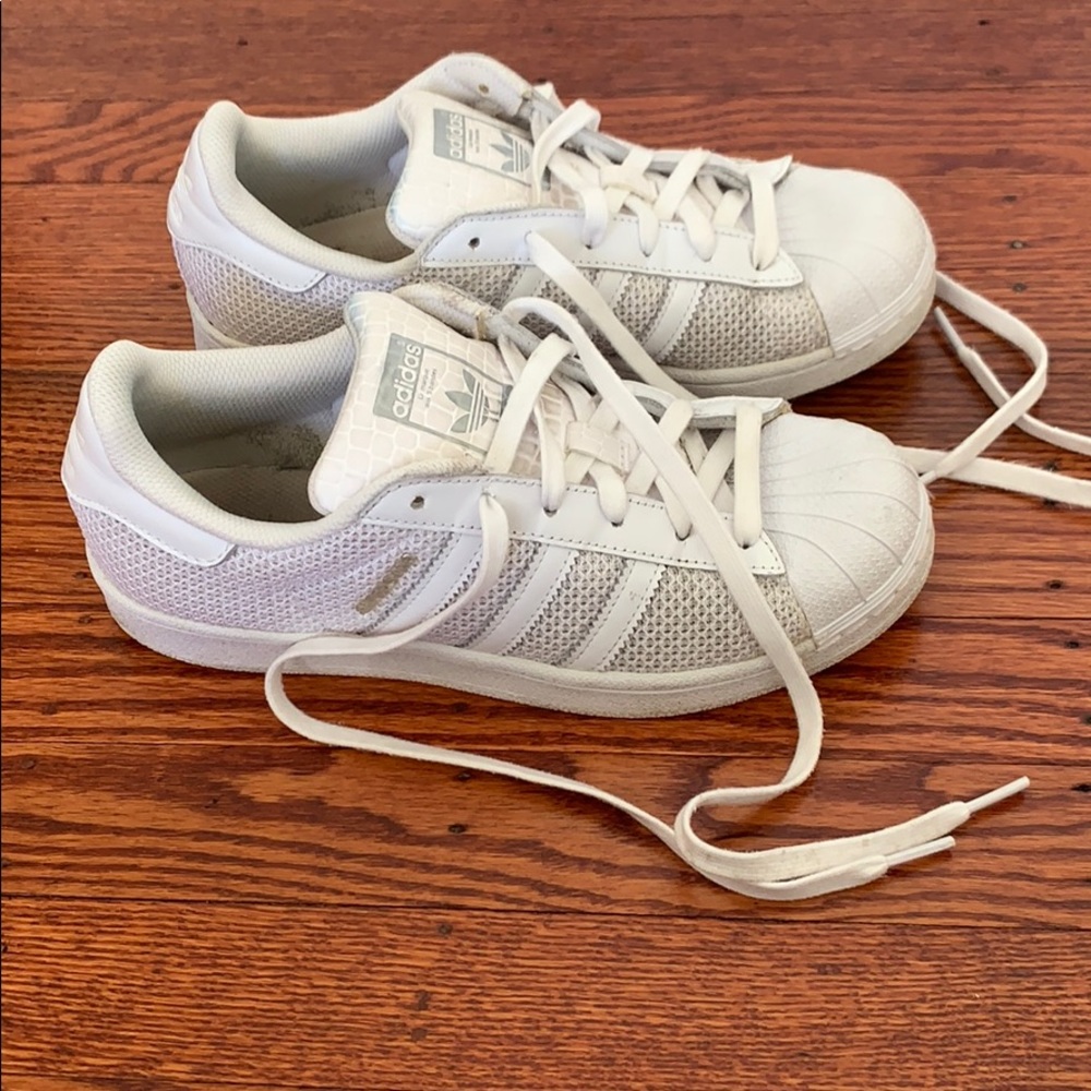Unisex white adidas superstar